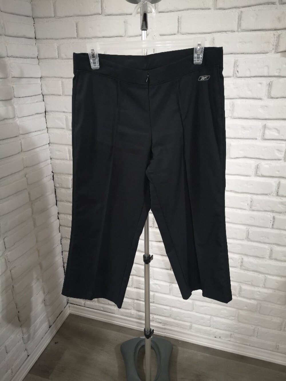 Reebok Ladies Size Medium Black Front Zip Closure Lightweight Capri Pants
